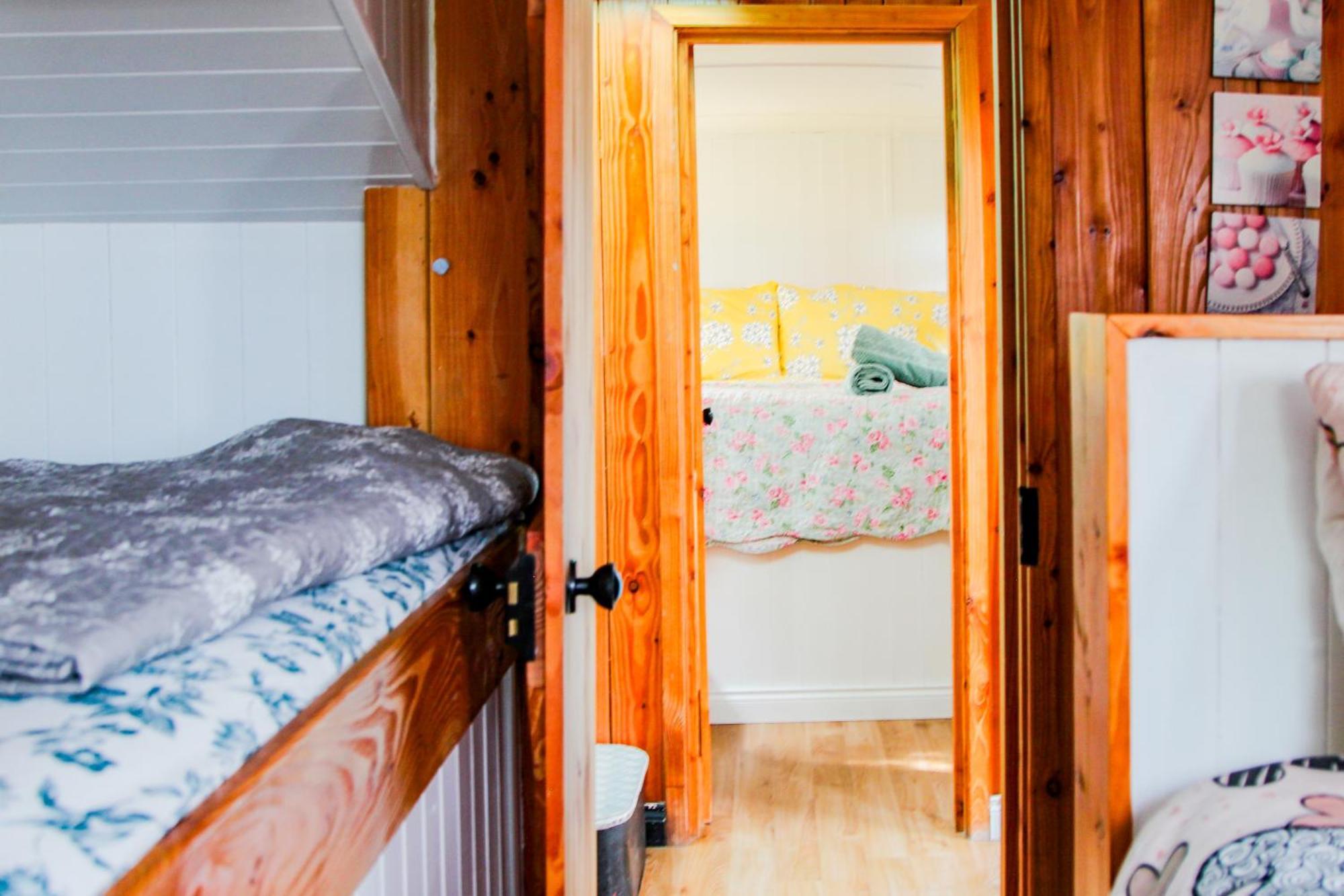 Hotel Double Decker Bus At Valentia Island Escape Chapeltown Exterior foto