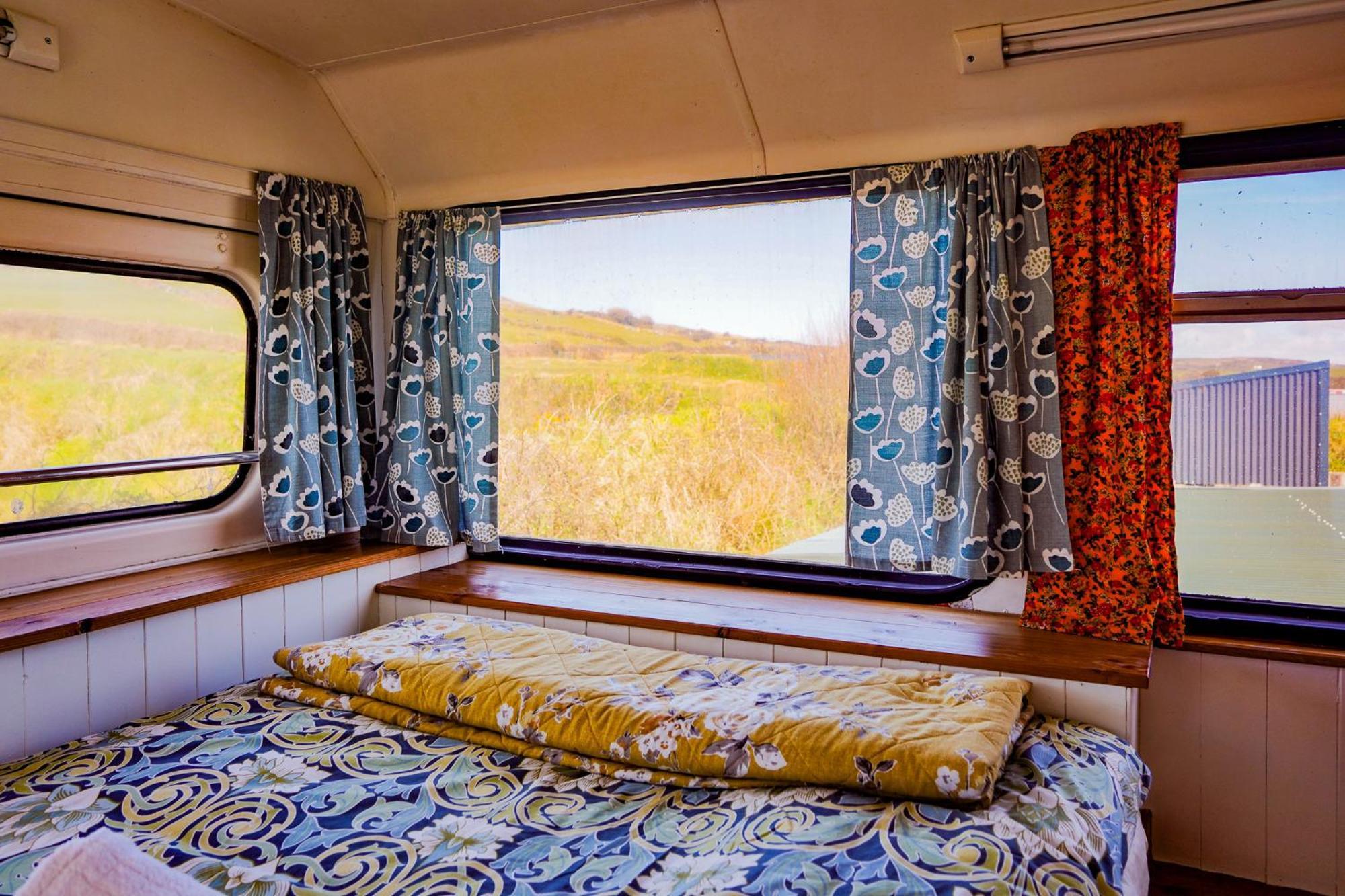 Hotel Double Decker Bus At Valentia Island Escape Chapeltown Exterior foto