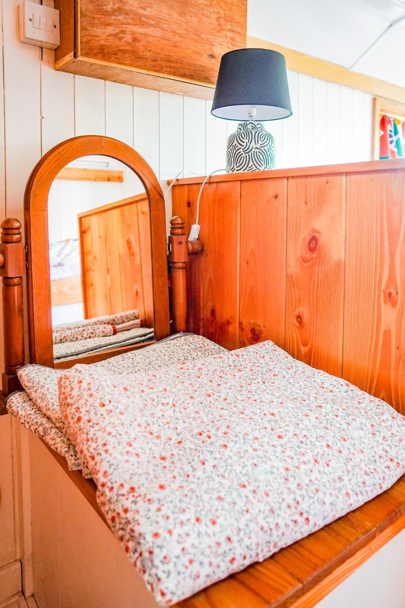 Hotel Double Decker Bus At Valentia Island Escape Chapeltown Exterior foto